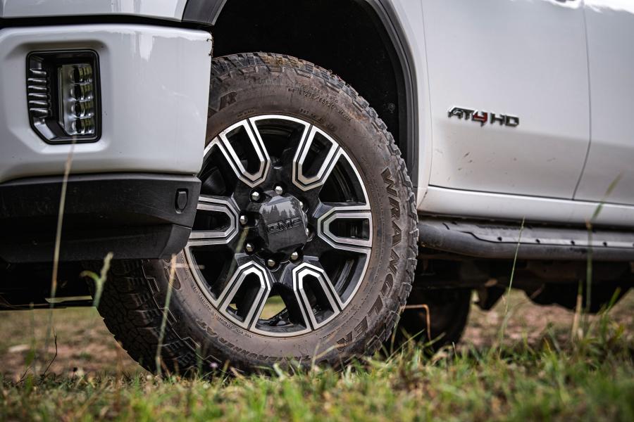 Колеса GMC Sierra 2500 HD AT4 Crew Cab 2019 года  (фото 17 из 40)
